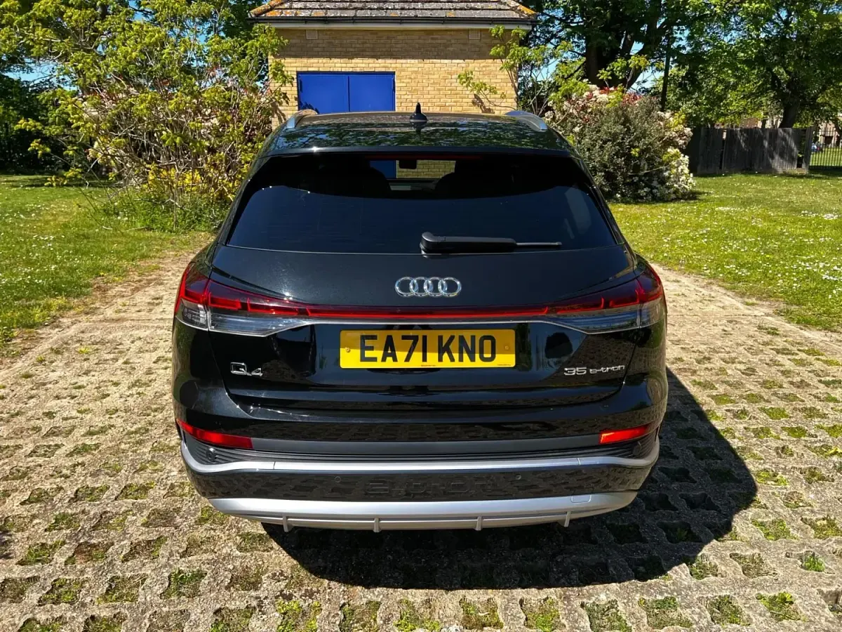 Używany Audi Q4 e-tron S-Line 125 kW (170 KM) 2021 Czarny SUV