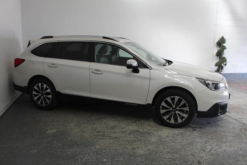 Usado Subaru Outback Premium 175 CV (128 kW) 2015 Blanco Familiar
