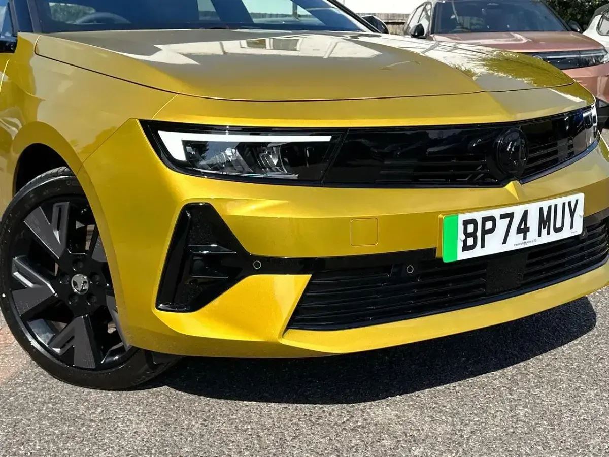 Used Vauxhall Astra 113 kW (154 HP) 2025 Yellow Hatchback