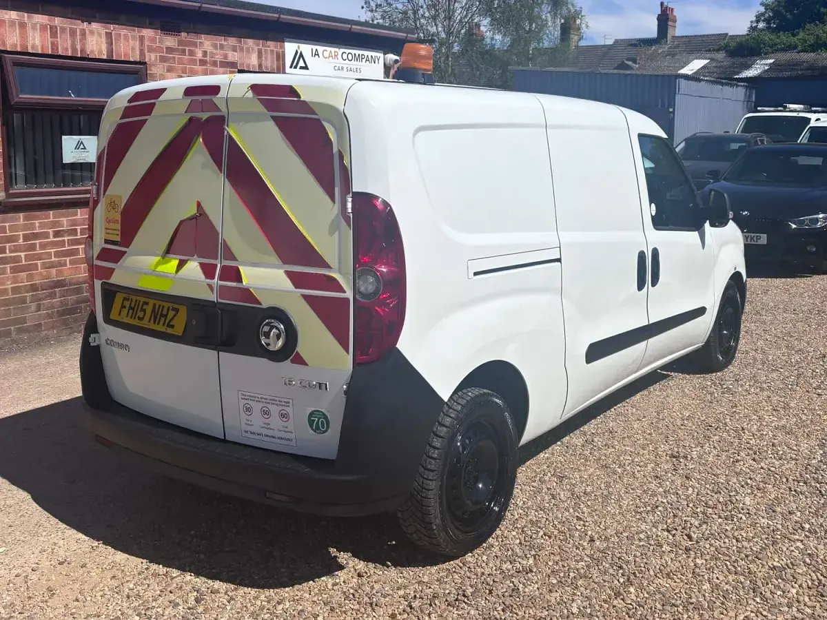 Used Vauxhall Combo S 105 HP (77 kW) 2015 White MPV