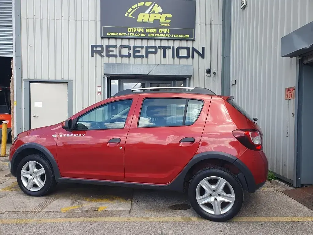 Used Dacia Sandero Ambiance 90 HP (66 kW) 2014 Red Hatchback