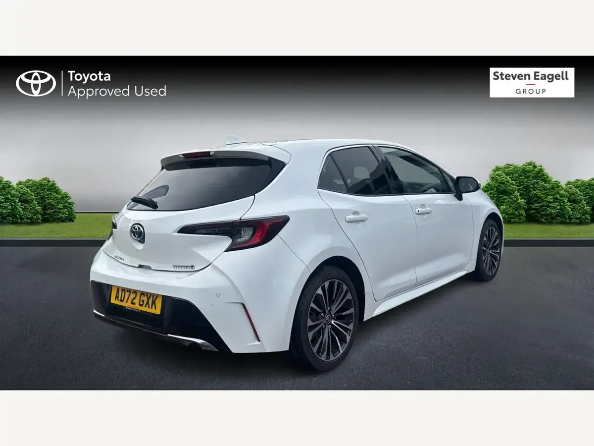 Used Toyota Corolla Design 196 HP (144 kW) 2023 White Hatchback