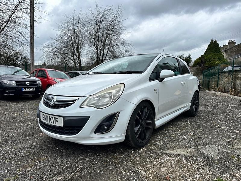 Used Vauxhall Corsa Edition 85 HP (62 kW) 2011 White Hatchback