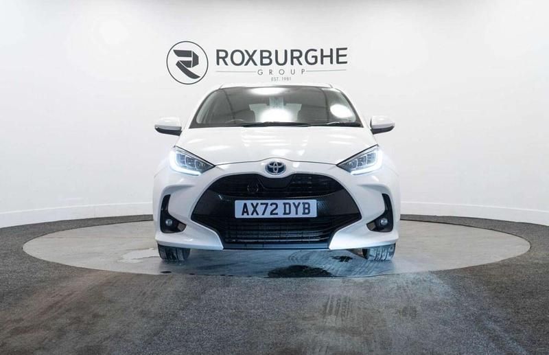 Used Toyota Yaris Hybrid Design 116 HP (85 kW) 2023 White Hatchback