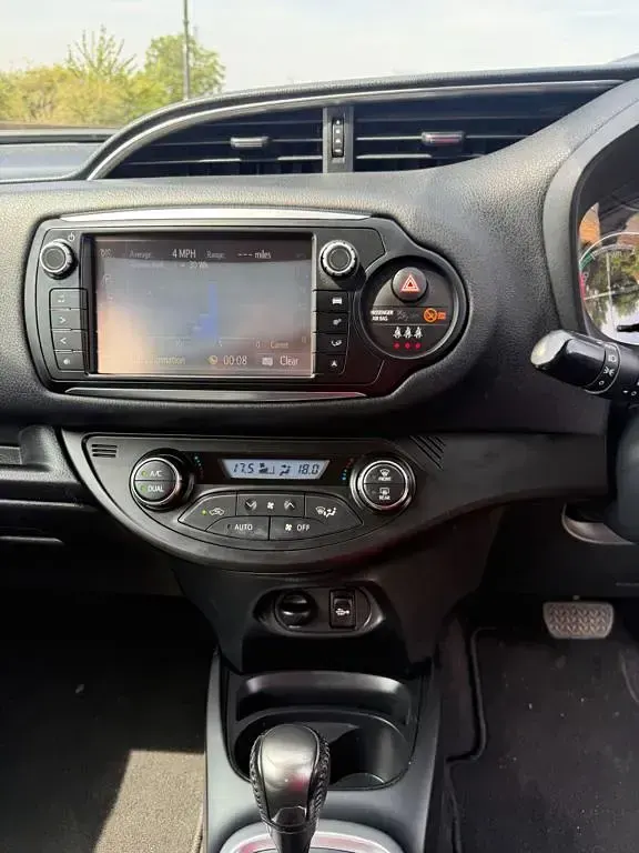 Used Toyota Yaris 100 HP (73 kW) 2015 Red Hatchback