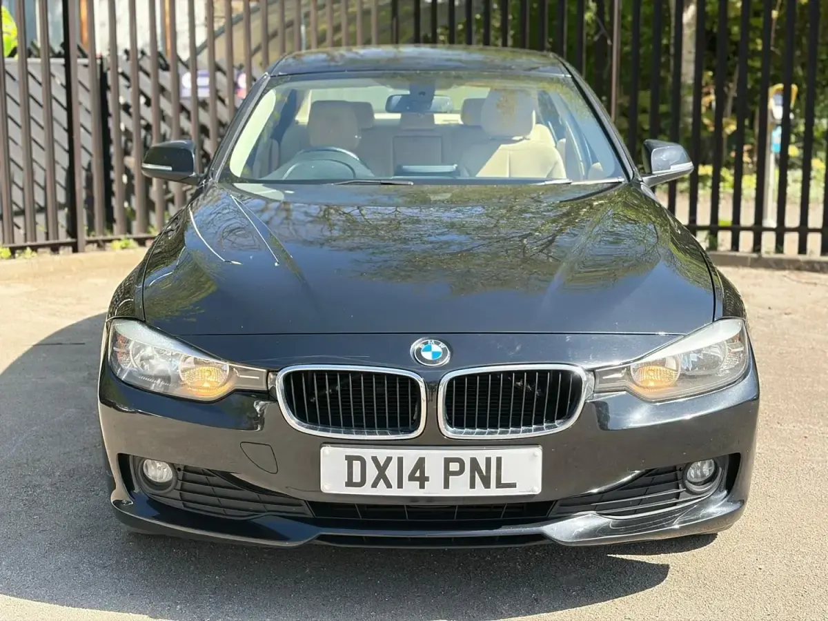 Begagnad BMW 320 2014 Svart Sedan