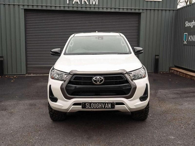 Used Toyota HiLux Active 204 HP (150 kW) 2025 White Pickup