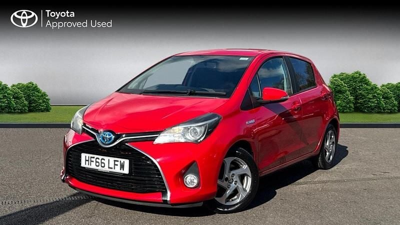 Used Toyota Yaris Hybrid 101 HP (74 kW) 2016 Chilli red Hatchback