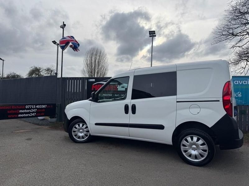 Usado Vauxhall Combo 95 HP (69 kW) 2017 Branco Monovolume