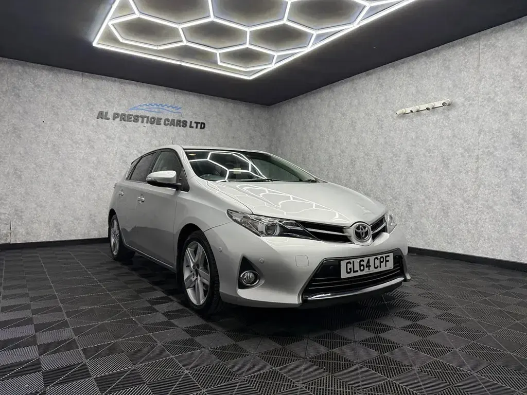 Used Toyota Auris Multidrive S 132 HP (97 kW) 2014 Silver Hatchback