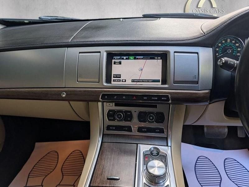 Begagnad Jaguar XF Luxury 2014 Röd Sedan