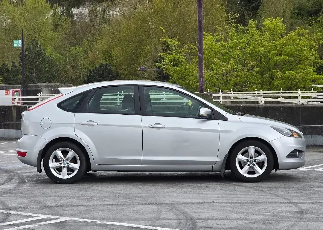 Usado Ford Focus Zetec 2011 Prateado Citadino