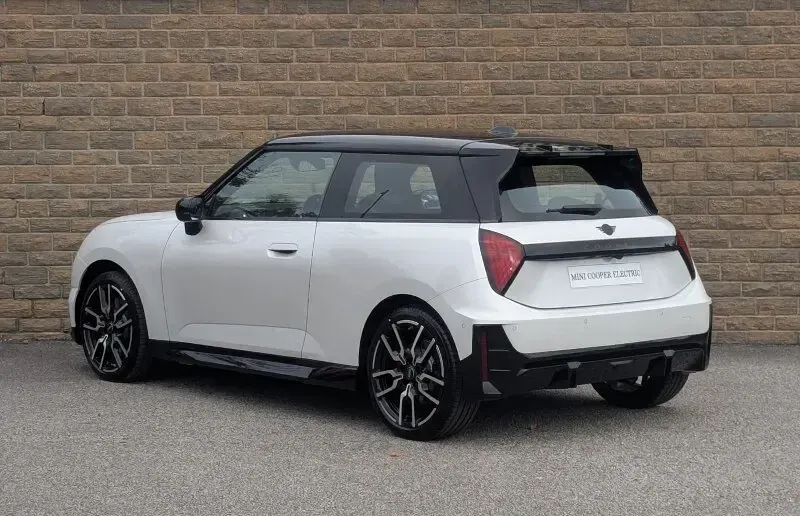 Used Mini Cooper Hatch 135 kW (184 HP) 2025 White Hatchback