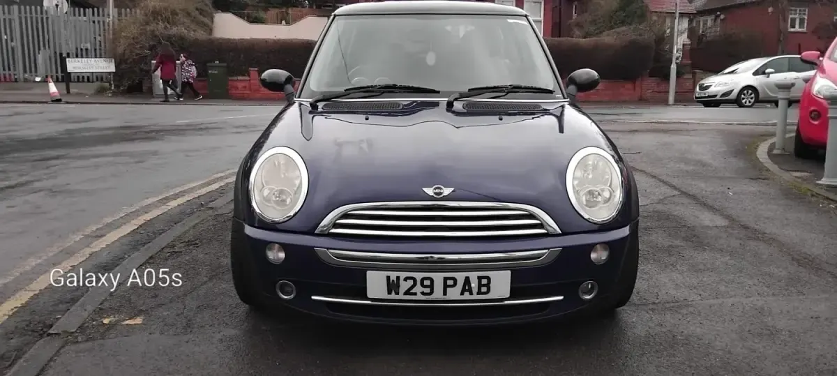 Usado Mini Cooper Hatch 116 CV (85 kW) 2005 Púrpura Utilitario