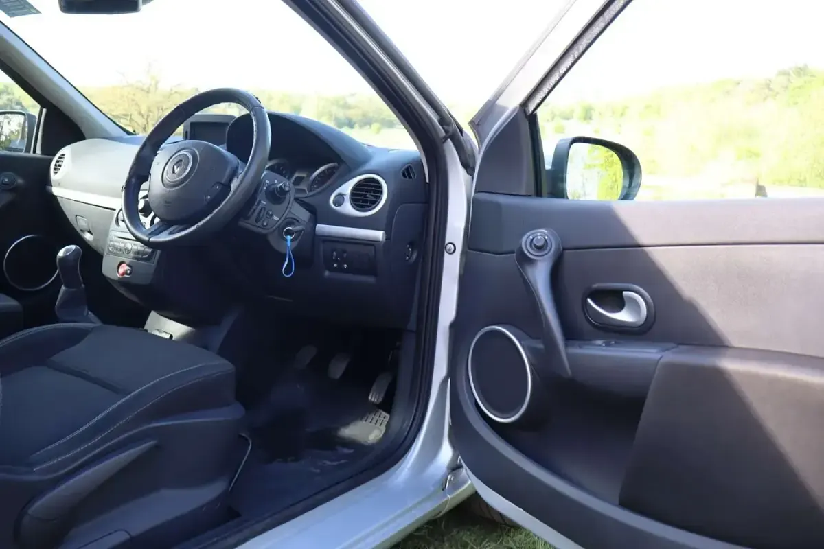Used Renault Clio II Dynamique 2010 Silver Hatchback