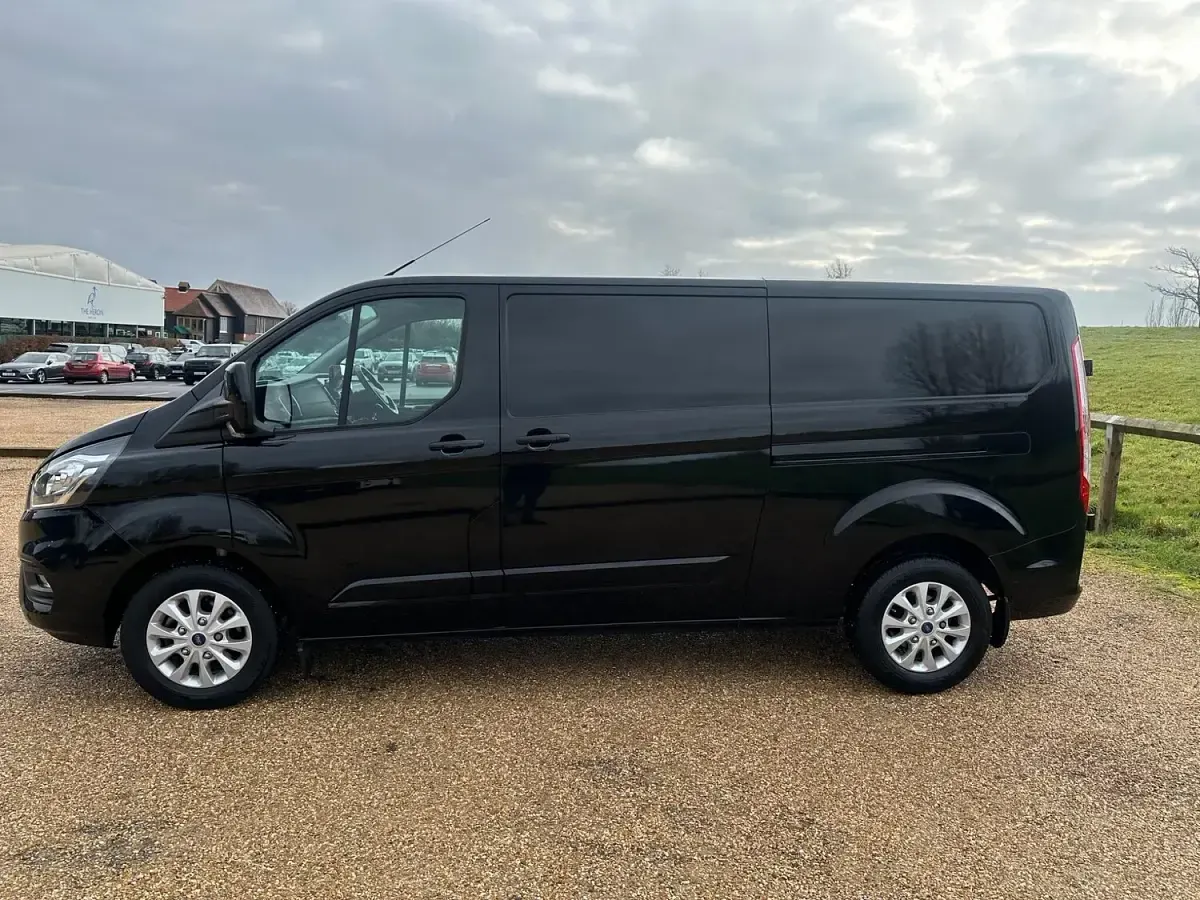 Used Ford Transit Custom Limited 130 HP (95 kW) 2022 Black Van