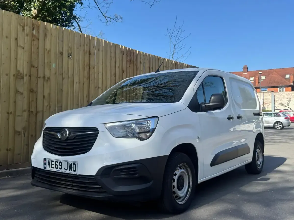 Second-hand Vauxhall Combo Edition 100 CP (73 kW) 2019 Alb Monovolum