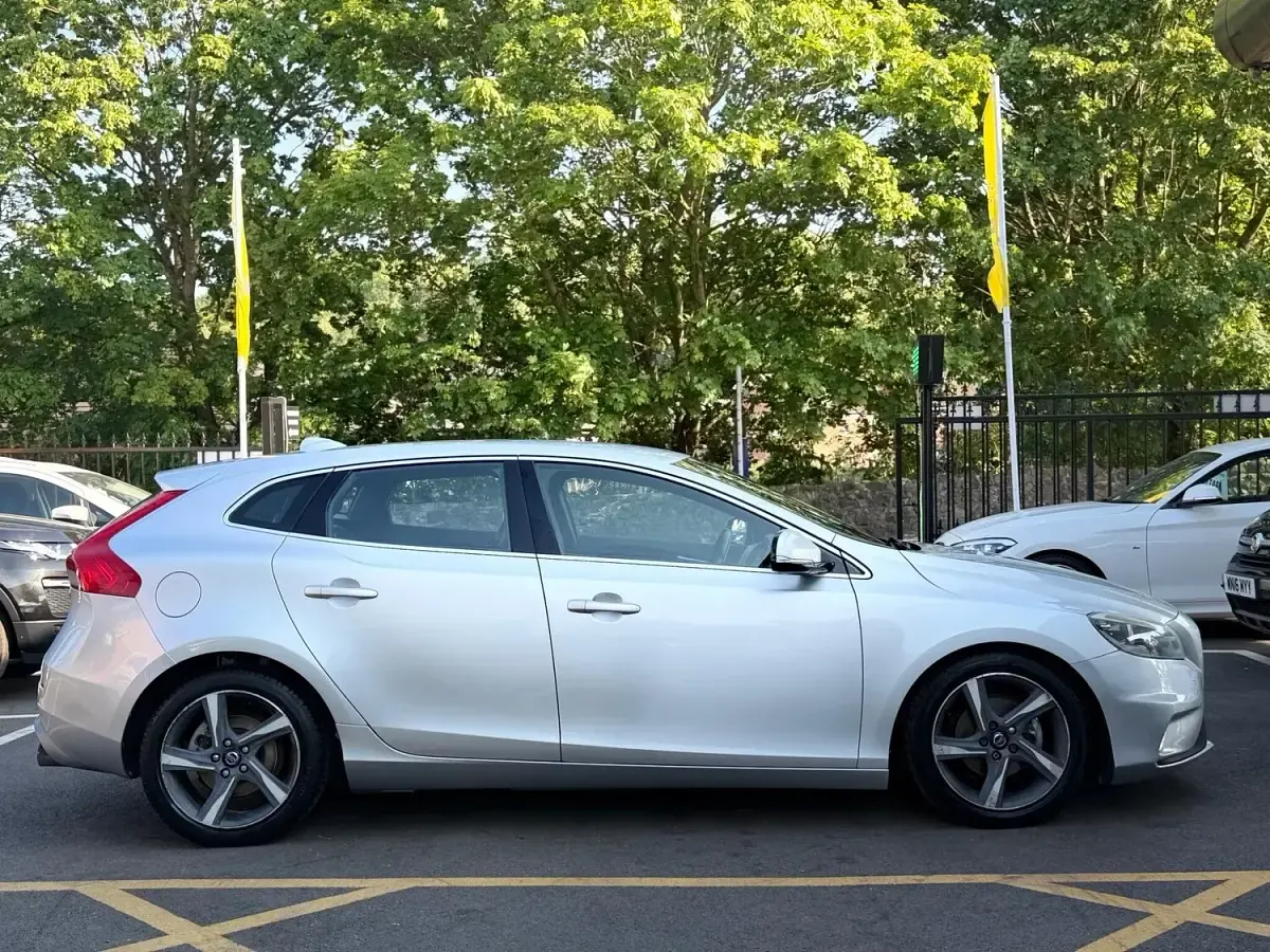 Used Volvo V40 R-Design 115 HP (84 kW) 2014 Silver Hatchback