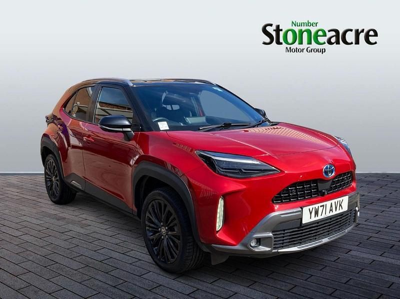 Red/black Used 2022 Toyota Yaris Hybrid SUV | £19,560 (Good price) - Image 1/4