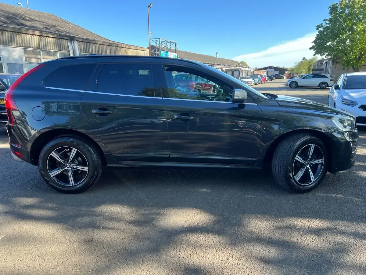 Used Volvo XC60 R-Design 220 HP (161 kW) 2017 Grey SUV