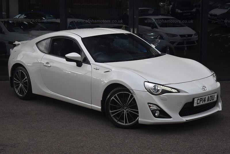 Pearl white Used 2014 Toyota GT86 GT Coupe | £14,990 (Fair price) - Image 1/4