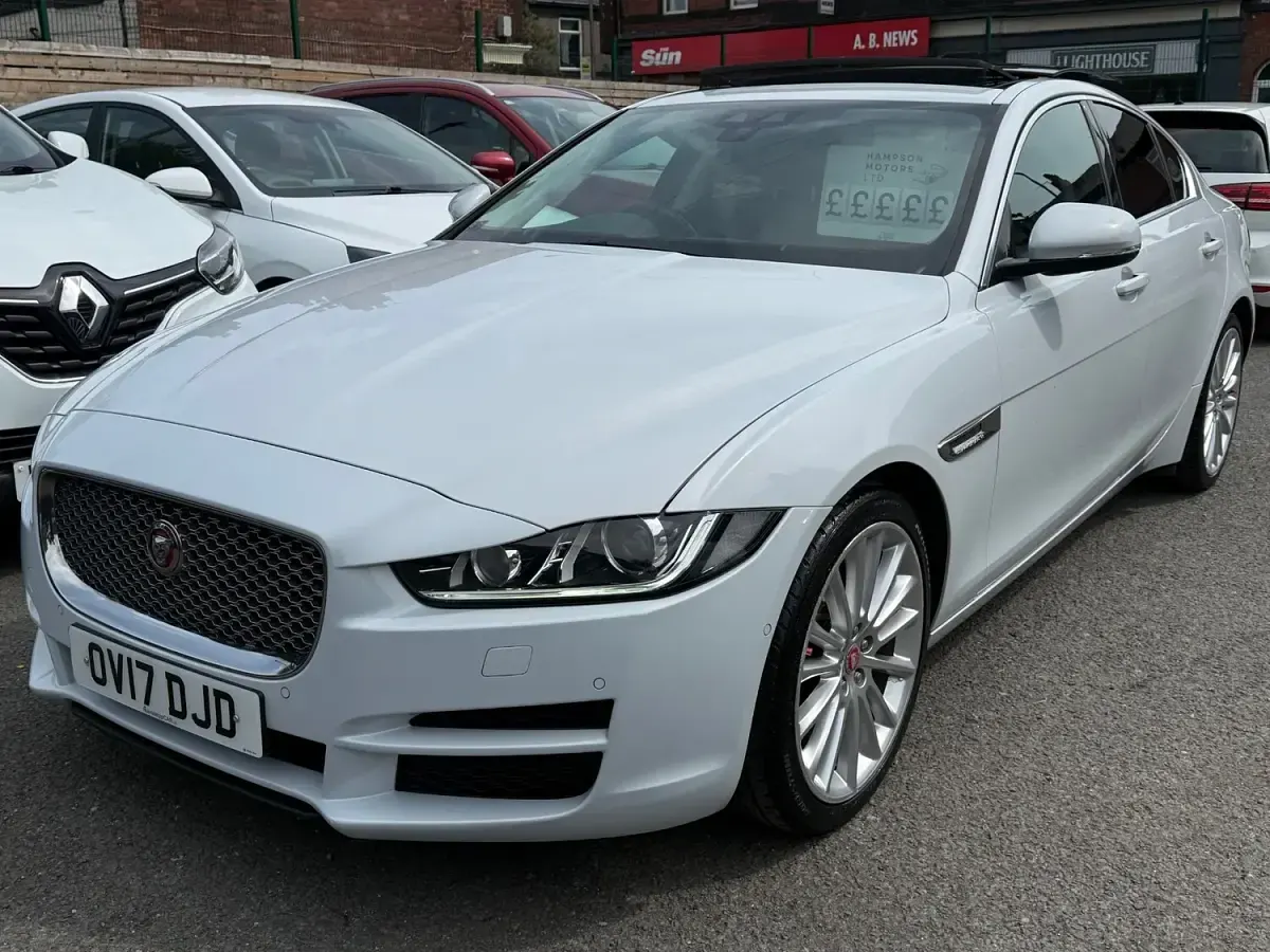 Używany Jaguar XE Portfolio 2017 Biały Sedan/Limuzyna