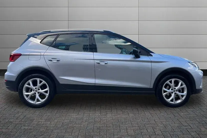 Used Seat Arona FR 110 HP (80 kW) 2023 Urban silver with black roof SUV