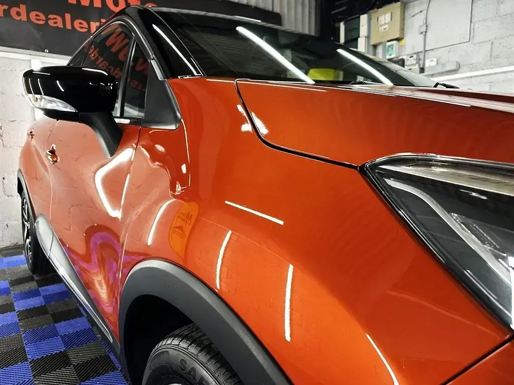 Used Renault Captur Dynamique 90 HP (66 kW) 2016 Orange/black SUV