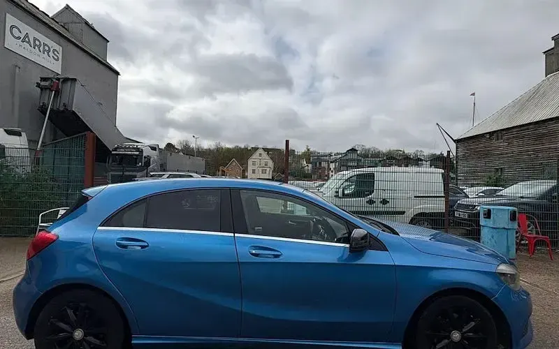 Używany Mercedes A180 SE 109 KM (80 kW) 2015 Niebieski Hatchback