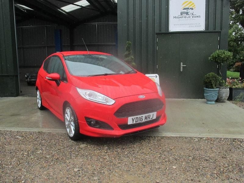 Red Used 2016 Ford Fiesta Zetec Hatchback | £4,695 (Good price) - Image 1/4
