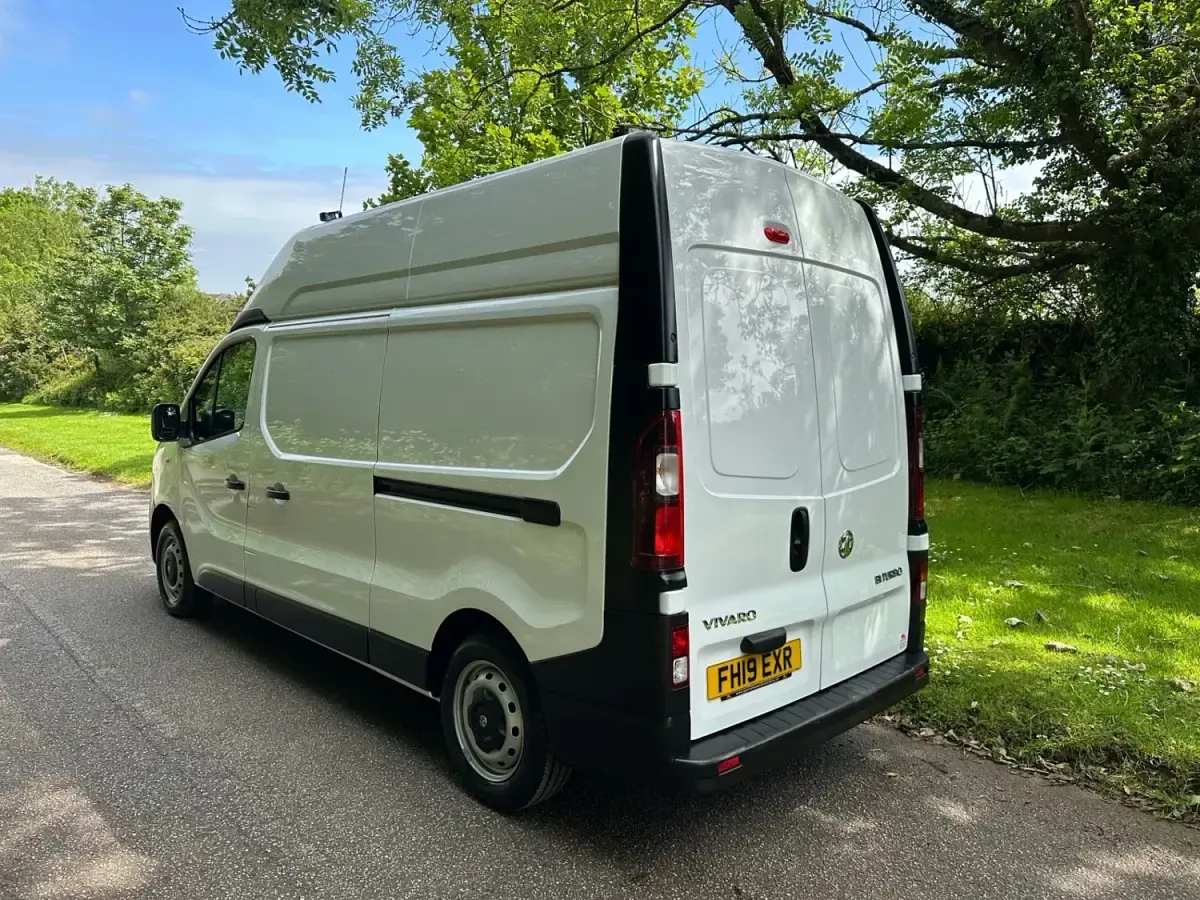 Usado Vauxhall Vivaro 125 HP (91 kW) 2019 Branco Monovolume