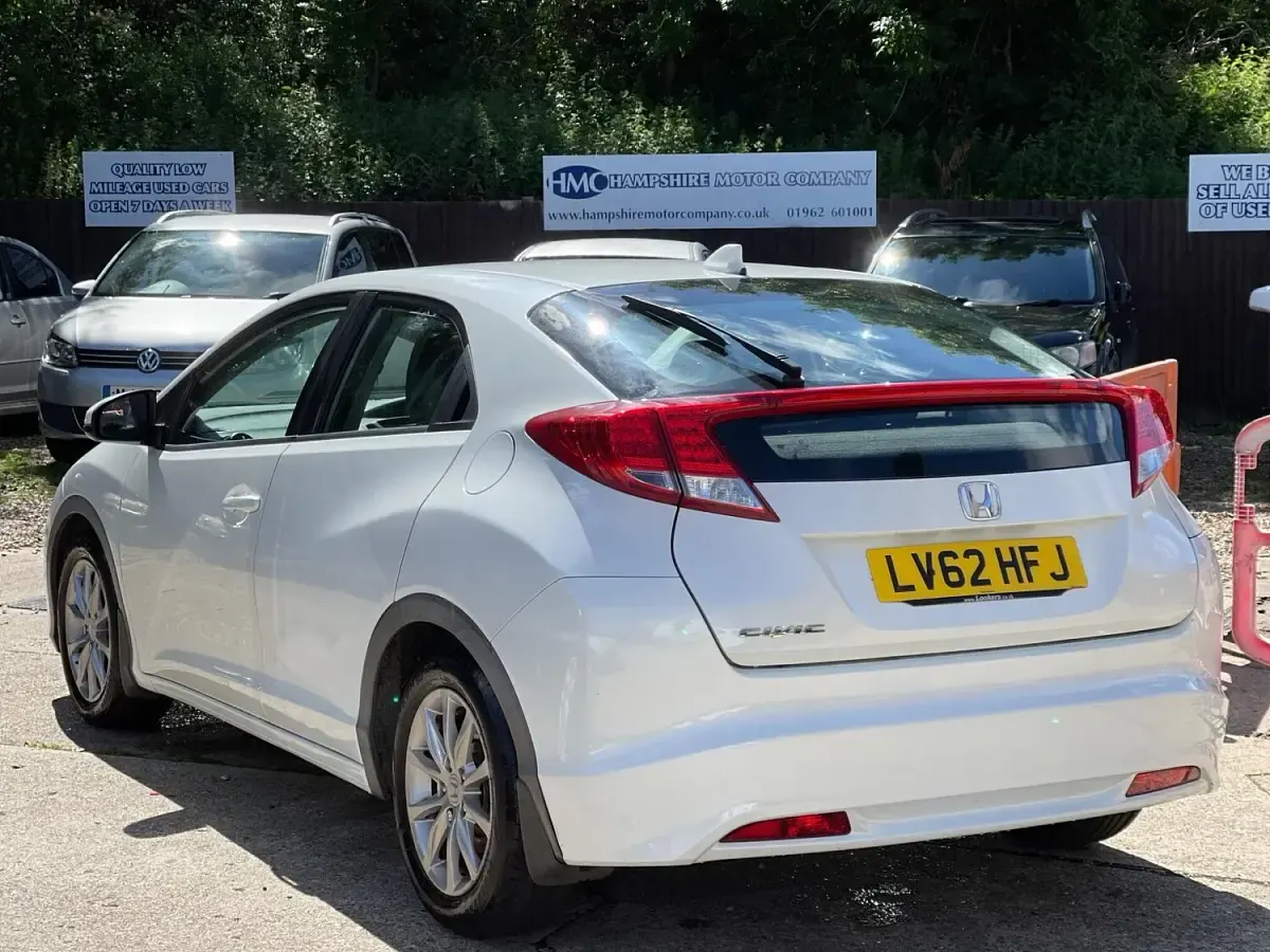 Used Honda Civic SE 100 HP (73 kW) 2012 White Hatchback