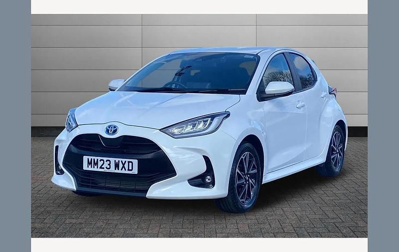 Used Toyota Yaris Hybrid Design 116 HP (85 kW) 2023 White Hatchback