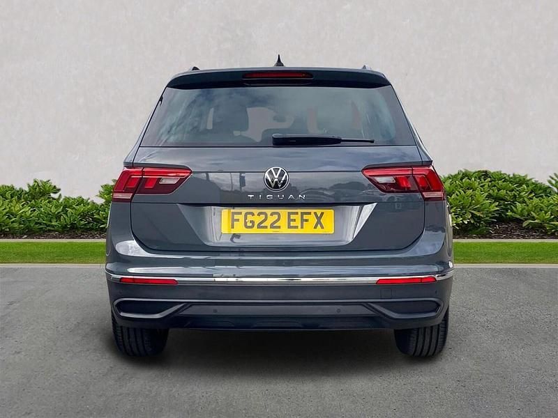 Usado VW Tiguan Life 150 CV (110 kW) 2022 Gris SUV