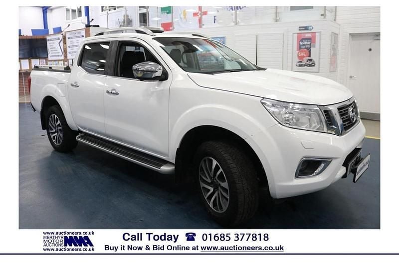 White Used 2017 Nissan Navara Tekna Pickup | £12,480 (Fair price) - Image 1/4