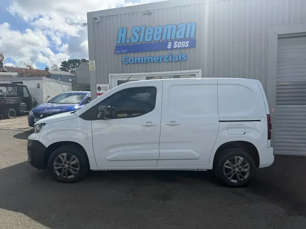 Used Peugeot Partner Premium 131 HP (96 kW) 2023 White MPV