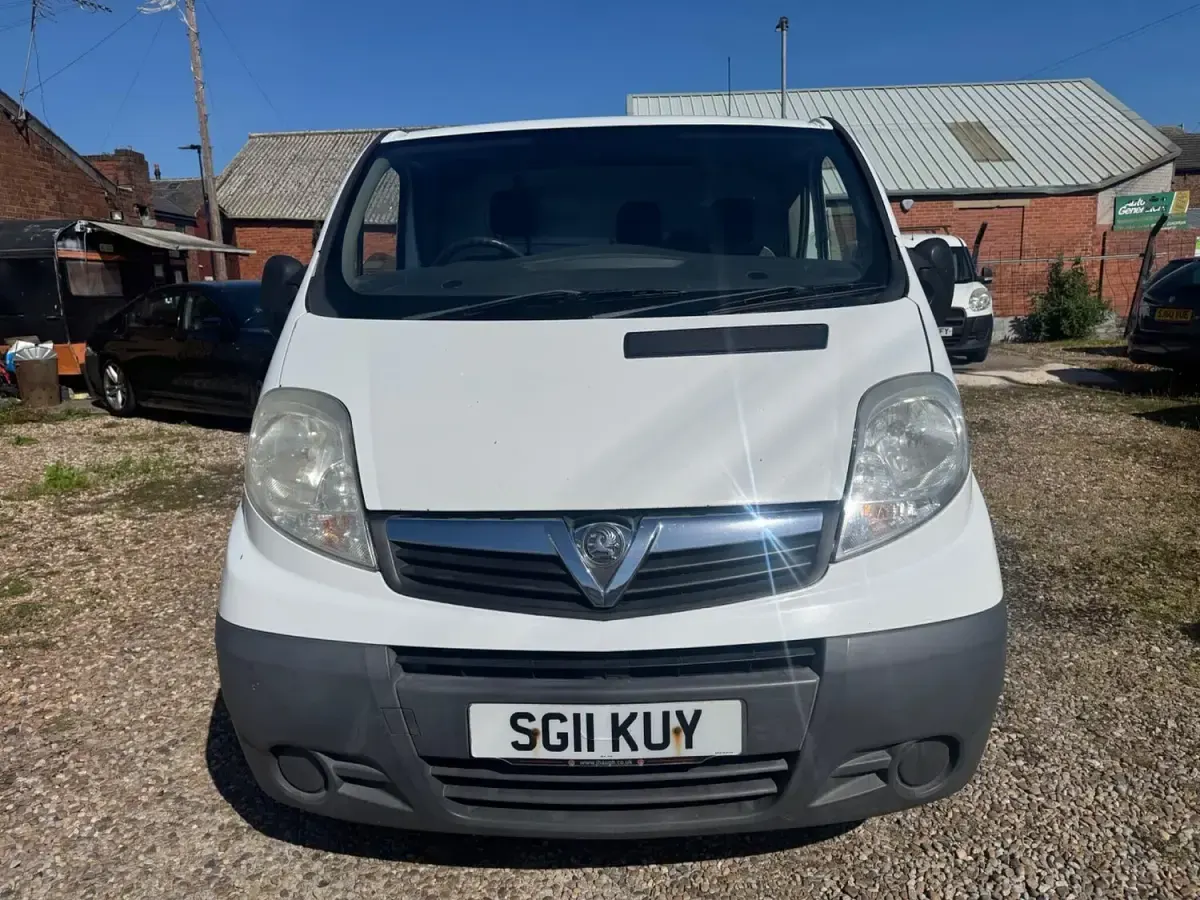 Used Vauxhall Vivaro 115 HP (84 kW) 2011 White MPV