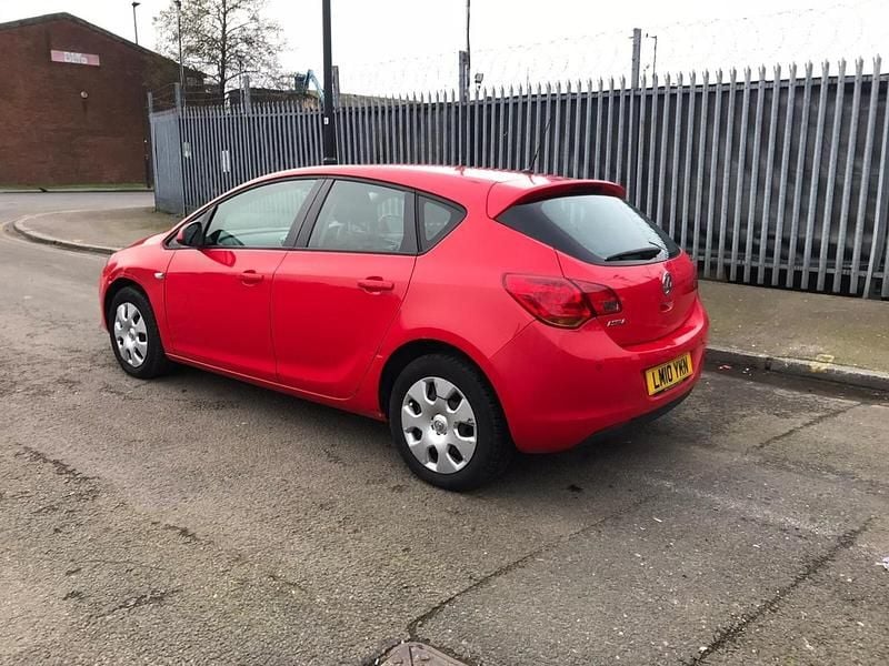 Second-hand Vauxhall Astra 2010 Roșu Hatchback