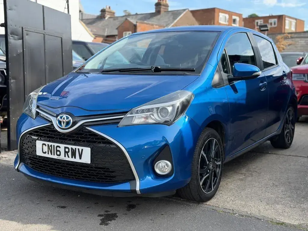 Used Toyota Yaris Design 100 HP (73 kW) 2016 Blue Hatchback