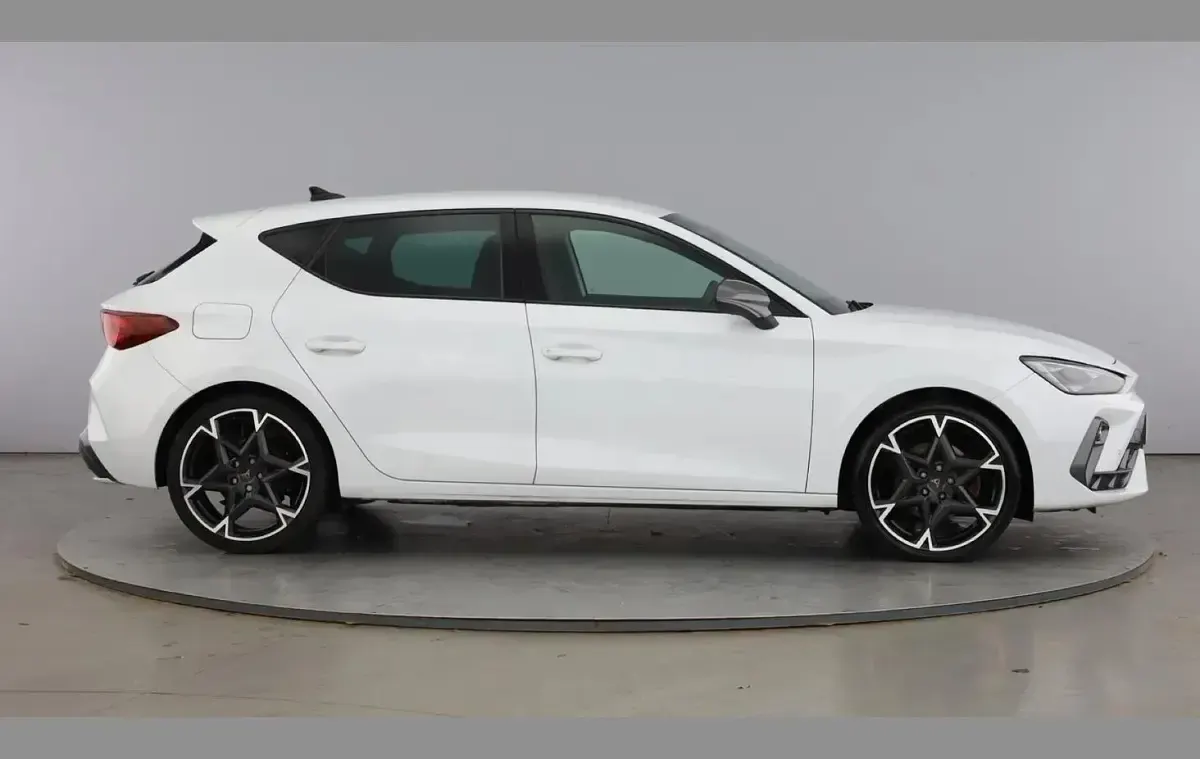 Used Cupra Leon 147 HP (108 kW) 2024 White Hatchback