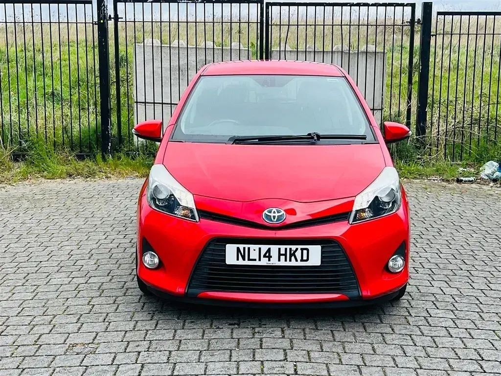 Begagnad Toyota Yaris Trend 2014 Röd Halvkombi