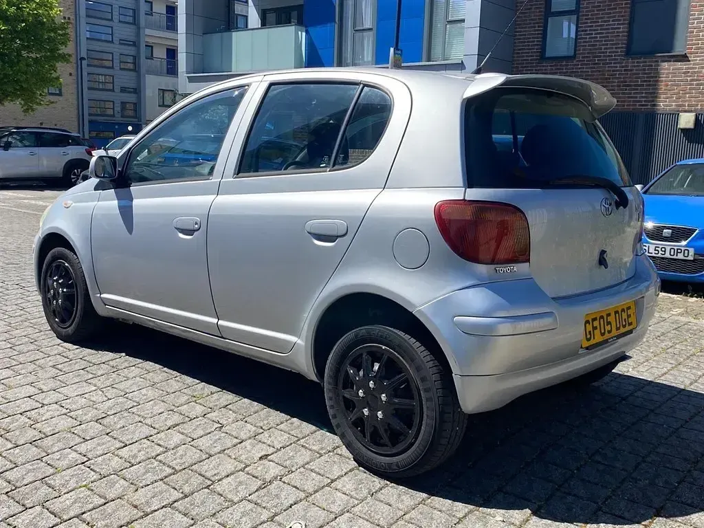 Usado Toyota Yaris 2005 Prateado Citadino