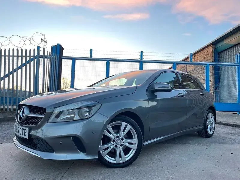 Usado Mercedes A180 Executive 2016 Cinzento Citadino