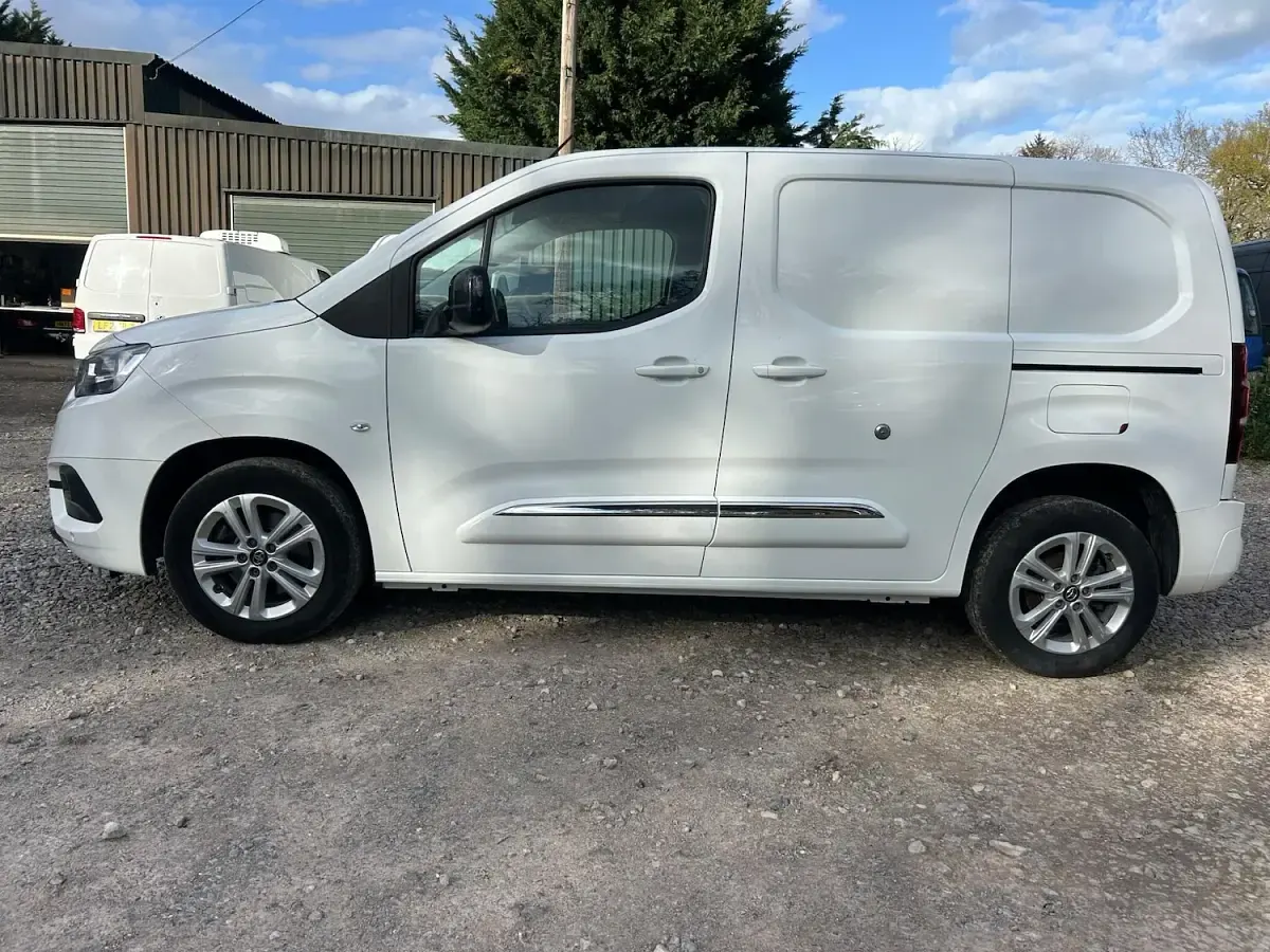 Used Toyota Proace Design 120 HP (88 kW) 2022 White MPV