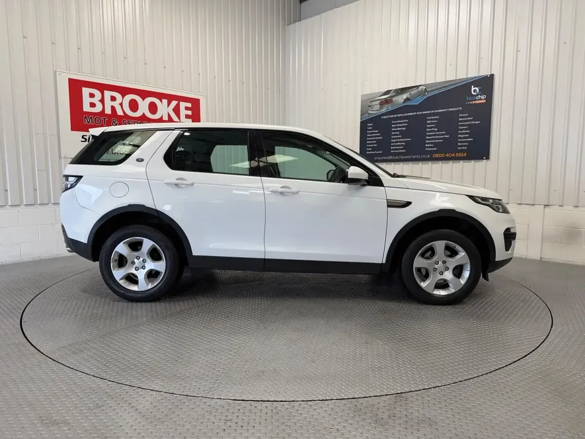 Used Land Rover Discovery Sport SE 150 HP (110 kW) 2017 White SUV