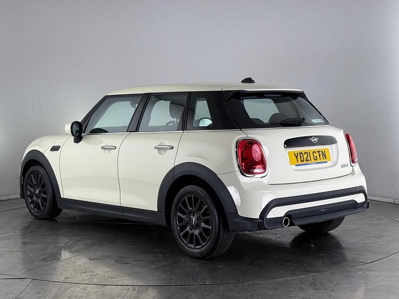 Begagnad Mini Cooper Classic 136 HK (100 kW) 2021 Vit Halvkombi