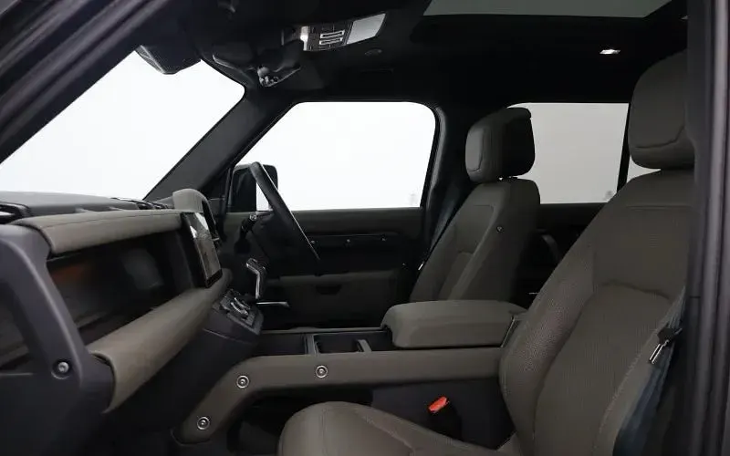 Usado Land Rover Defender HSE Dynamic 249 HP (183 kW) 2024 Cinzento SUV