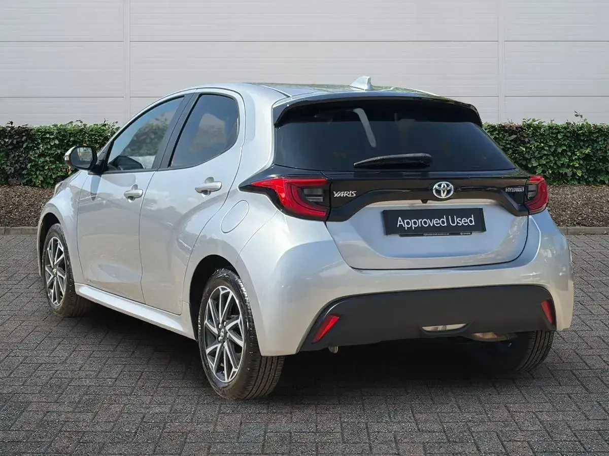 Used Toyota Yaris Design 116 HP (85 kW) 2023 Silver Hatchback