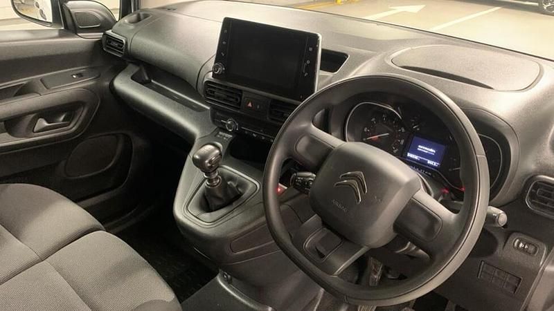 Used Citroën Berlingo 99 HP (72 kW) 2022 White MPV