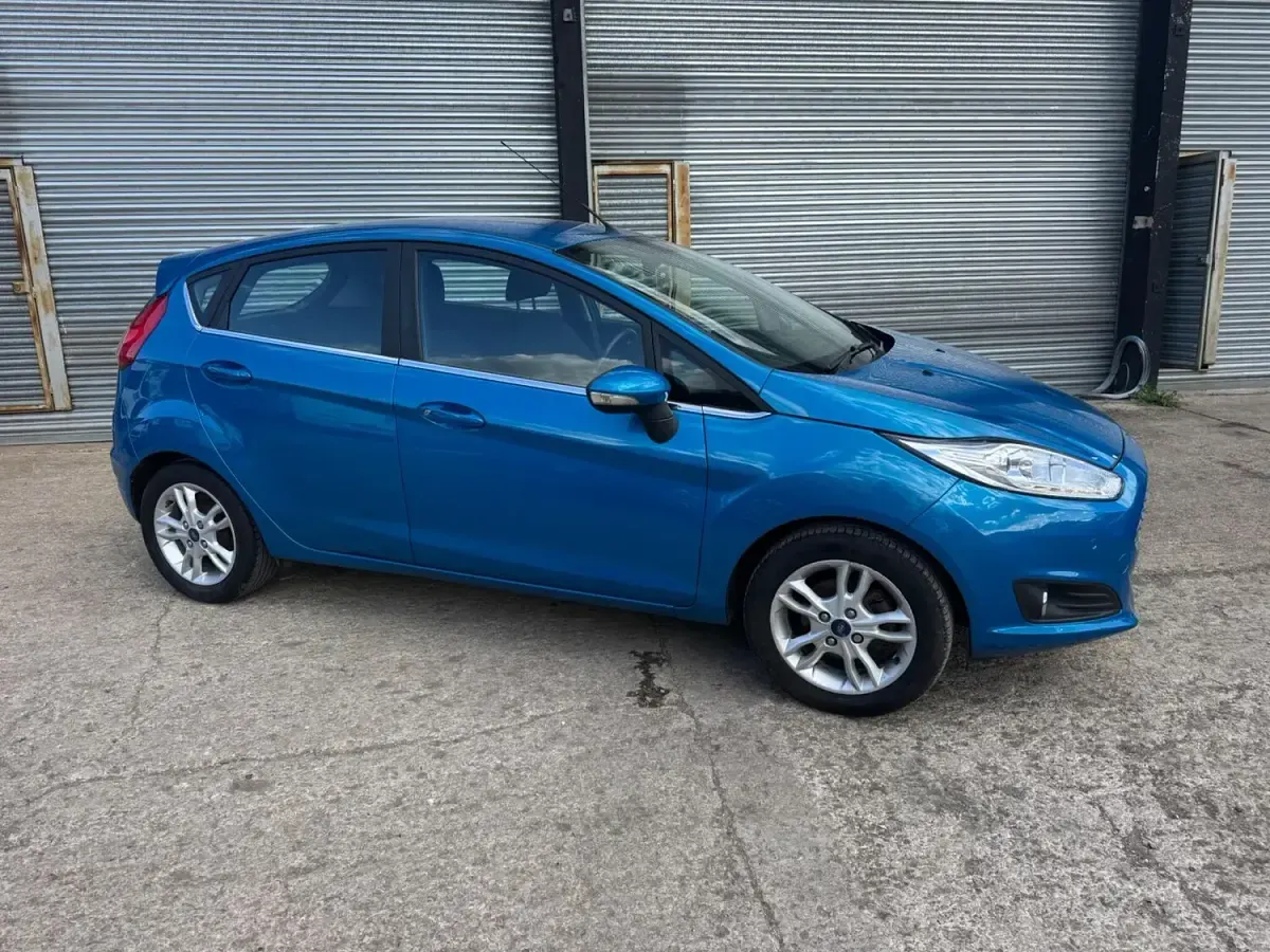 Begagnad Ford Fiesta Zetec 82 HK (60 kW) 2016 Blå Halvkombi